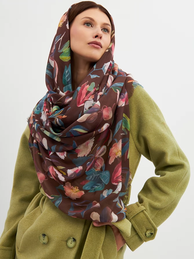 Палантин женский с цветочным принтом и бахромой