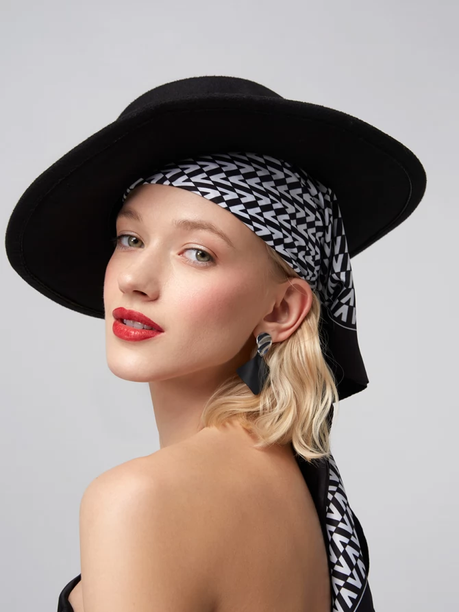 Платок с графическим монохромным принтом