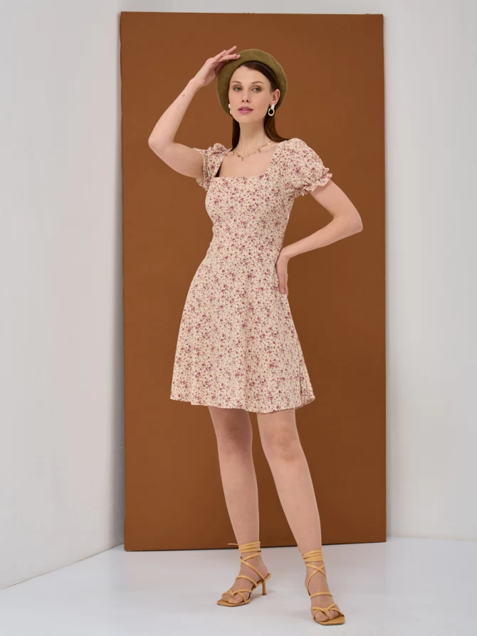 Платье мини из штапеля с цветочным принтом и квадратным вырезом