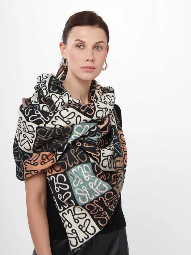 Палантин двусторонний с актуальным узором