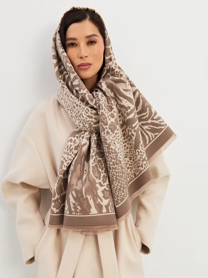 Палантин женский с анималистичным принтом